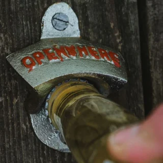 Abridor de pared para botellas Barcraft de KitchenCraft