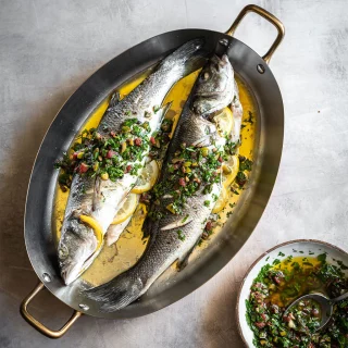 Bandeja ovalada de cobre Inocuivre con asas doradas De Buyer