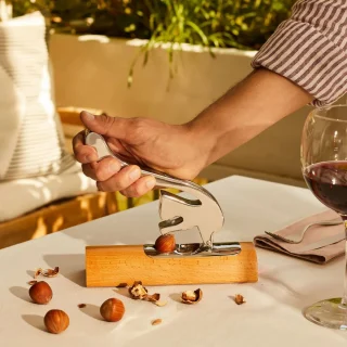 Cascanueces Scoiattolo de acero con base de madera Alessi