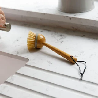 Cepillo limpiador con mango de madera KitchenCraft