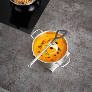 Cuchara con agujero de nailon con mango de inox Basic Line Rösle