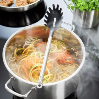 Cuchara para pasta de nailon con mango de inox Basic Line Rösle