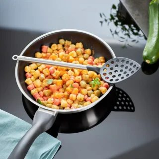 Cuchara perforada para servir de nailon con mango de inox Basic Line Rösle