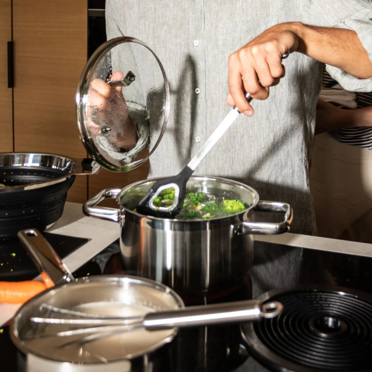 Cuchara espátula con agujero de inox con bordes de silicona Rösle - Imagen 3
