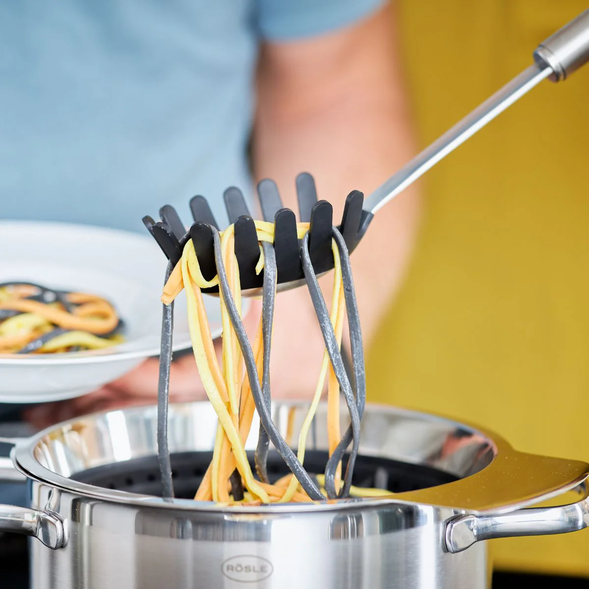Cuchara para pasta de acero inoxidable con puntas de silicona Rösle - Imagen 2