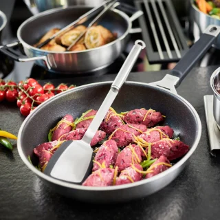 Espátula lisa de acero inoxidable con bordes de silicona Rösle