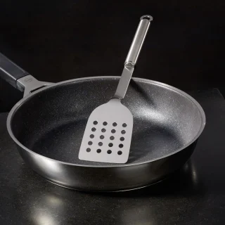 Espátula perforada de acero inoxidable con mango redondo Rösle