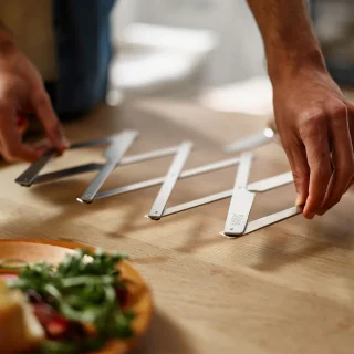 Salvamanteles plegable de acero inoxidable Space Joseph Joseph