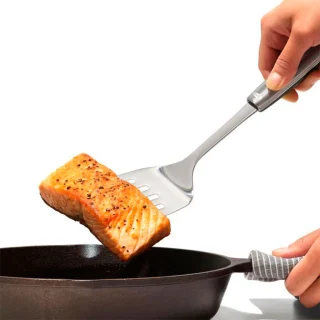 Espátula rasera de cocina Steel™ OXO