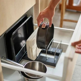 Organizador de cocina para moldes, bandejas y sartenes DraweStore Joseph Joseph