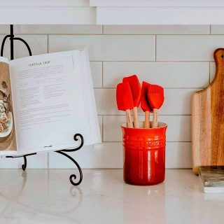 Conjunto de bote con 4 espátulas Le Creuset