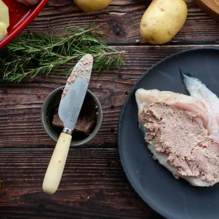 Cuchillo de mantequilla, paté y sobrasada Pallarès