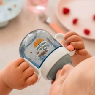 Botella con asas para bebé Mio de Mepal