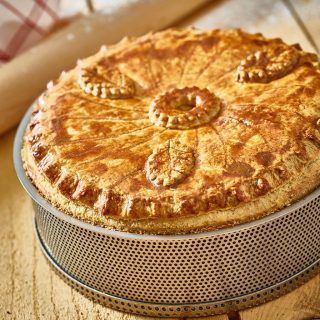 Molde redondo perforado con papel de hornear De Buyer